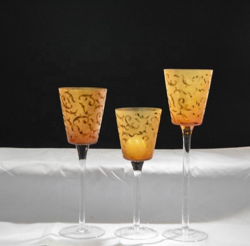 คุณภาพ Tulip Shape Long Stem Candle Holders With Engrave Pattern โรงงาน