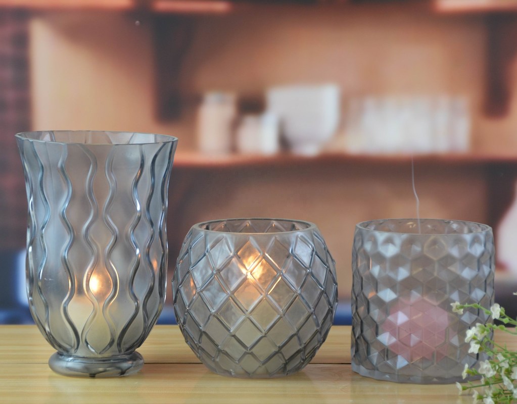คุณภาพ 8" Grey Embossed Fence Pattern Glass Candle Holders โรงงาน