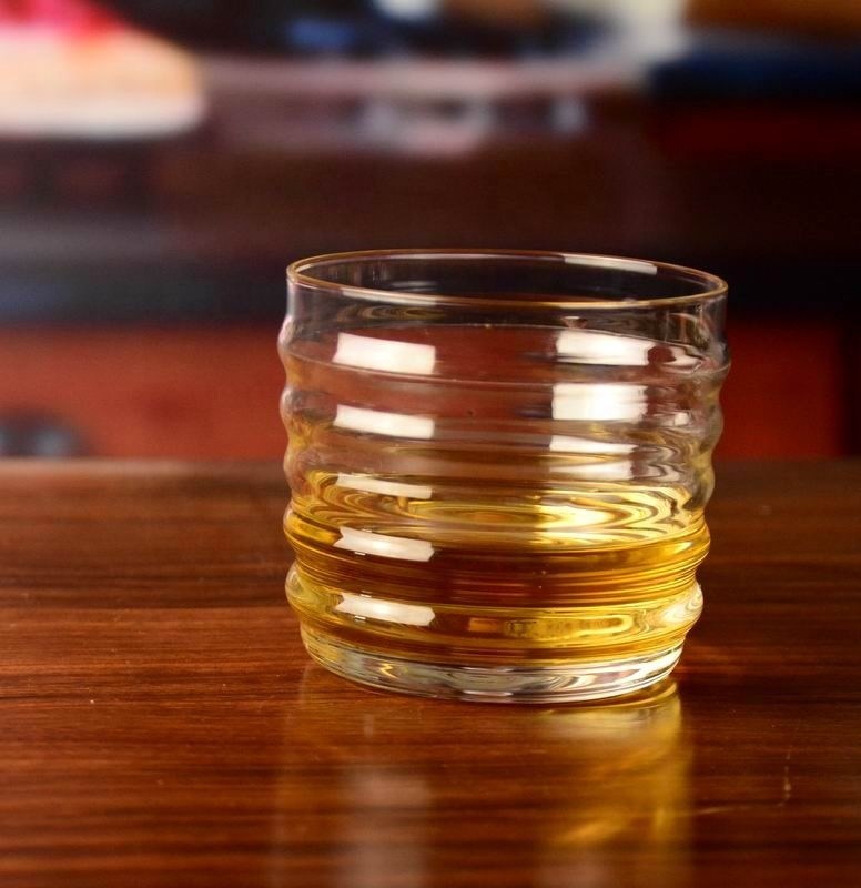 คุณภาพ Anti Skidding Handmade Whiskey Glass With Wave Pattern โรงงาน
