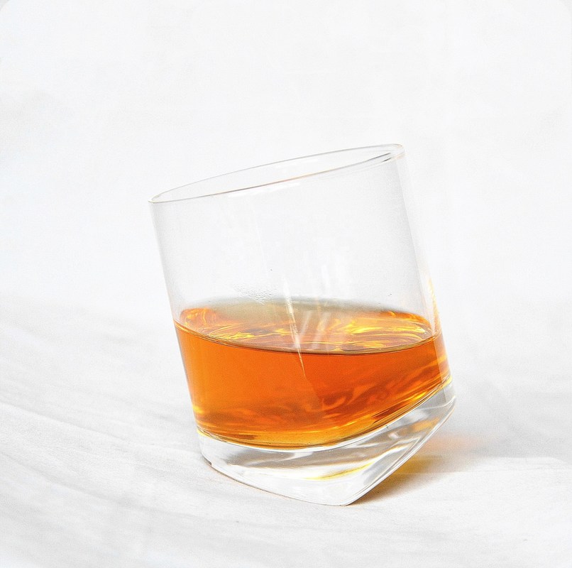 คุณภาพ Lead Free Slanted Bottom Round Whiskey Tasting Glasses โรงงาน