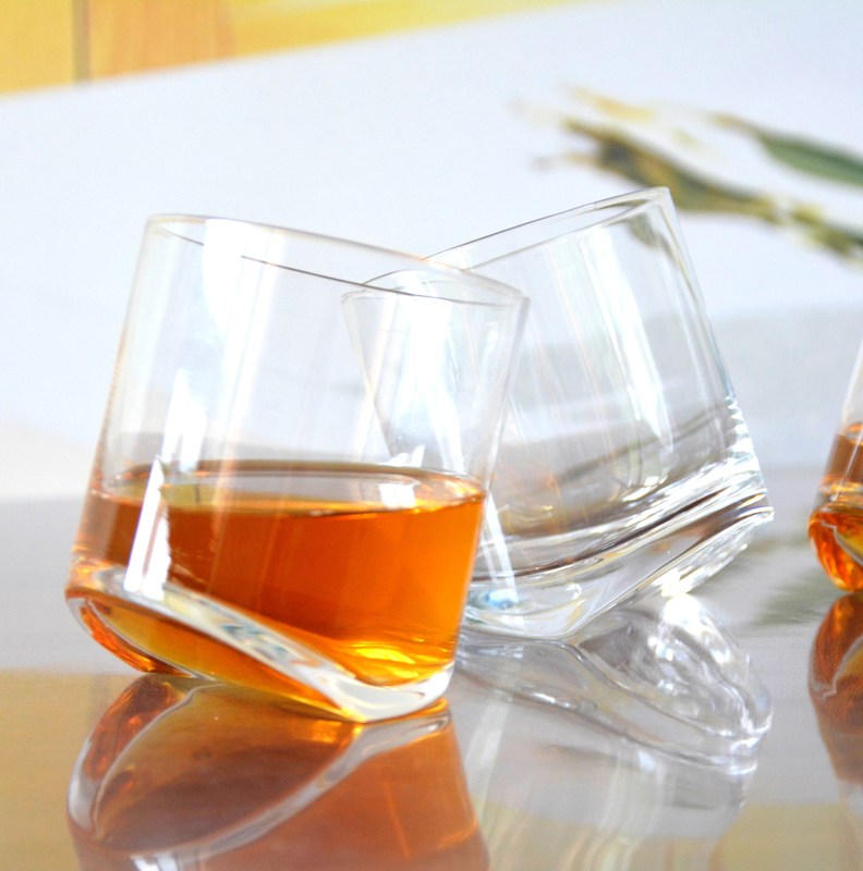 คุณภาพ Lead Free Slanted Bottom Round Whiskey Tasting Glasses โรงงาน