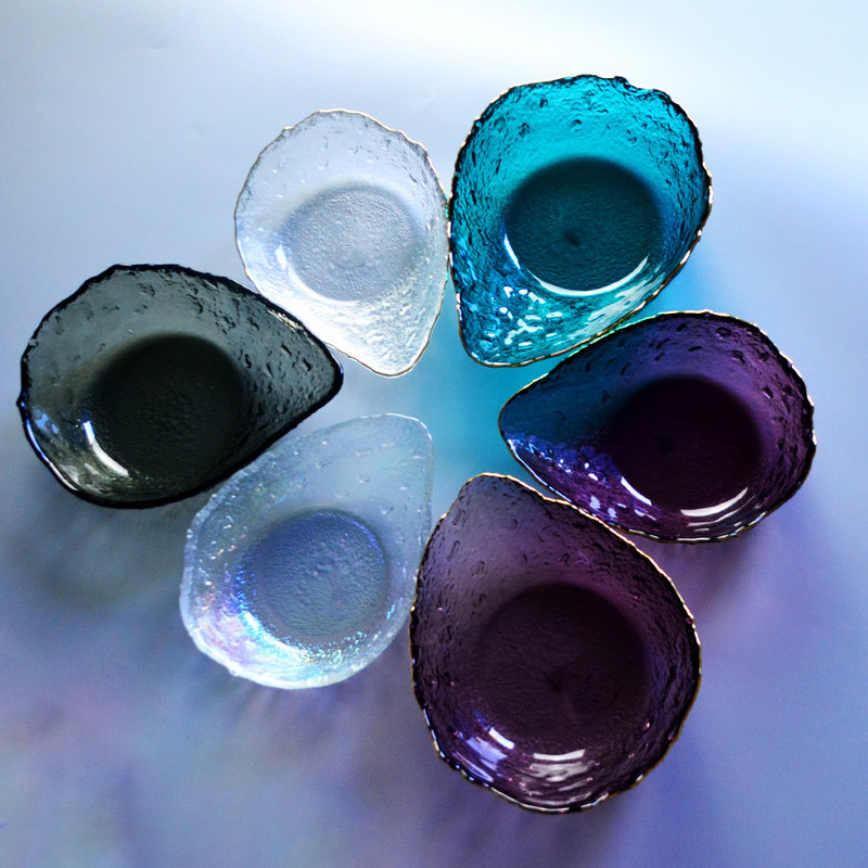 คุณภาพ Irregular shaped Colored Creative Glass Charger Plates โรงงาน