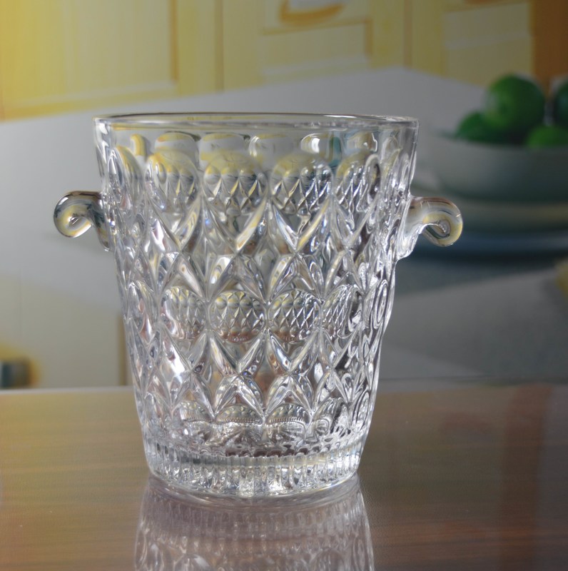 คุณภาพ Machine Made Embossed Round Glass Bucket With Handle โรงงาน