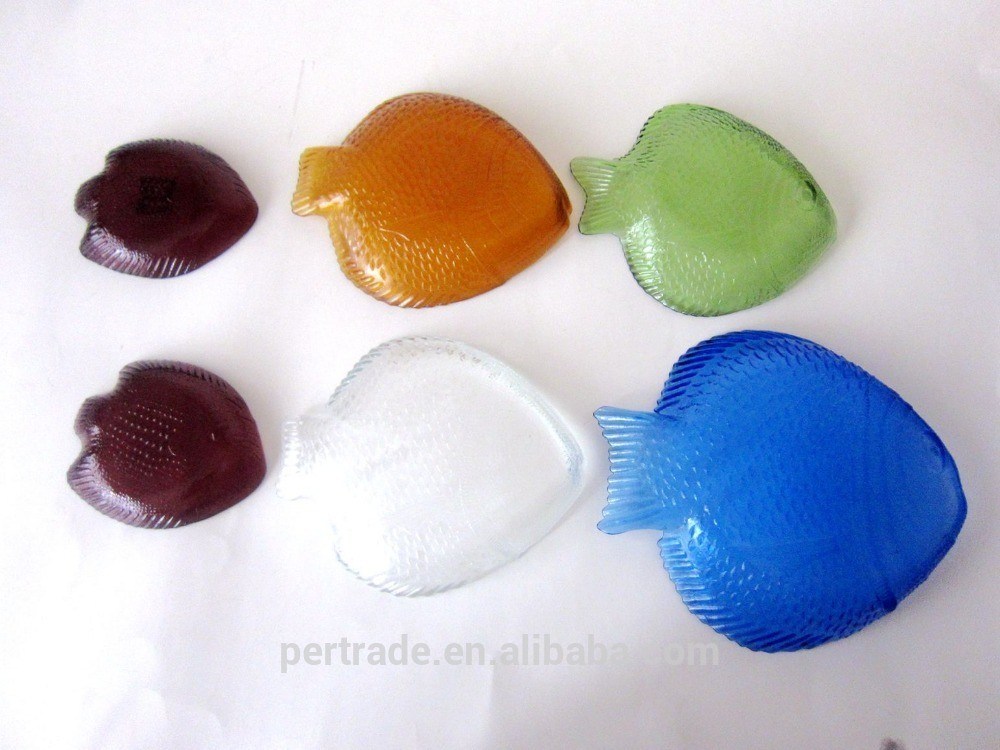 คุณภาพ Fish Shaped Embossed Colorful Glass Charger Plates โรงงาน