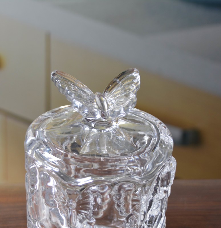 คุณภาพ Butterfly Embossed Creative Crystal Glass Storage Jars โรงงาน