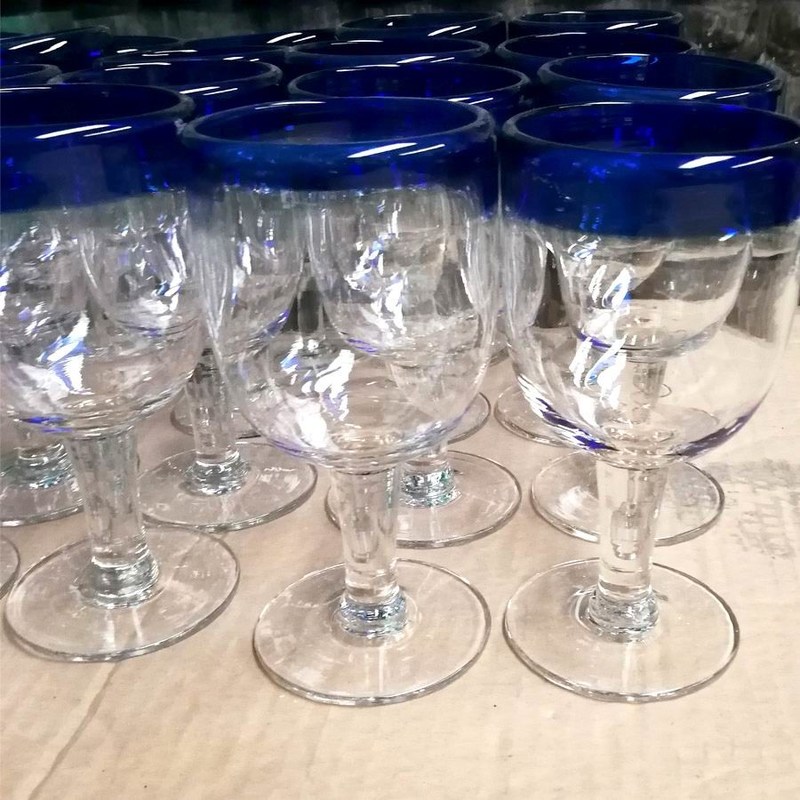คุณภาพ Blue Rim Mexican Drinking Glass Crystal Wine Glass , Red Glass Wine Glasses โรงงาน