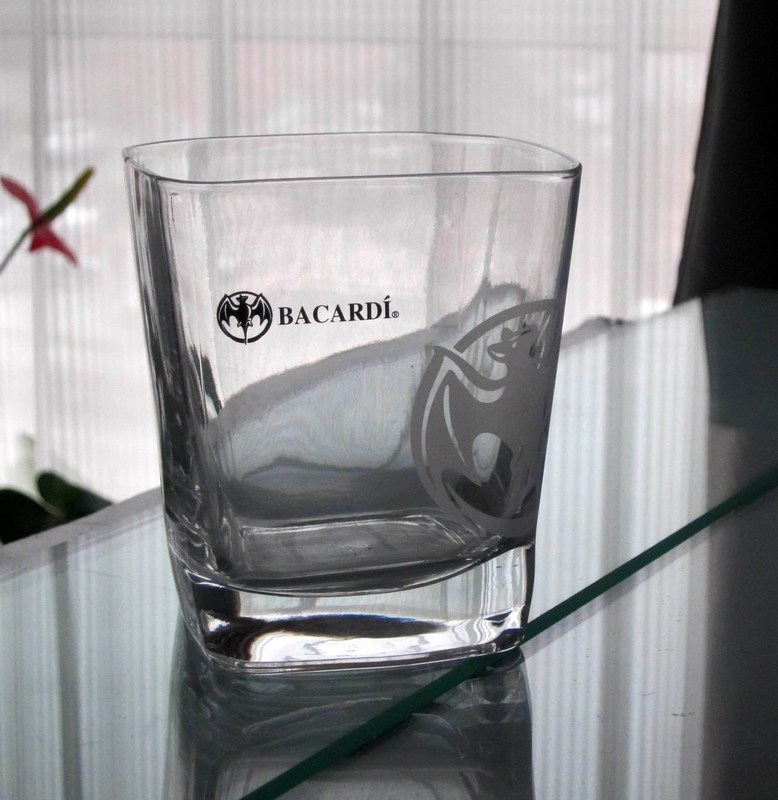 คุณภาพ Customize Print Logo Bacardi Whiskey Tumbler Glass , Square Whiskey Glasses โรงงาน