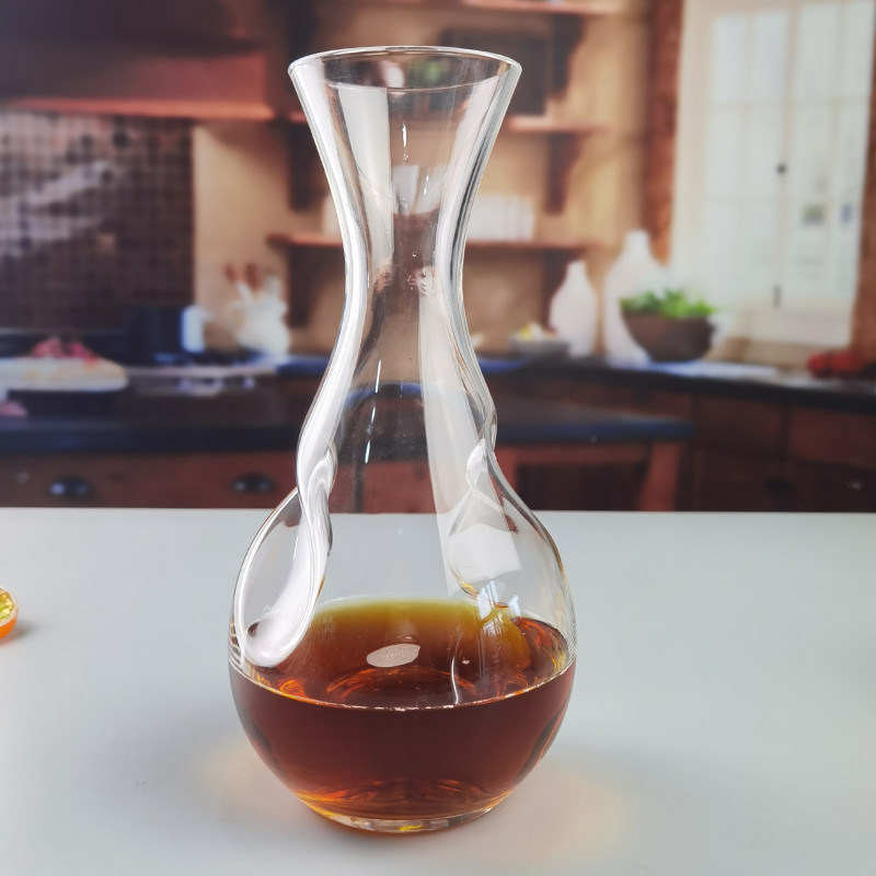 คุณภาพ 750ml SGS Aerating Crystal Wine Decanter With Twisted Swirling Design โรงงาน