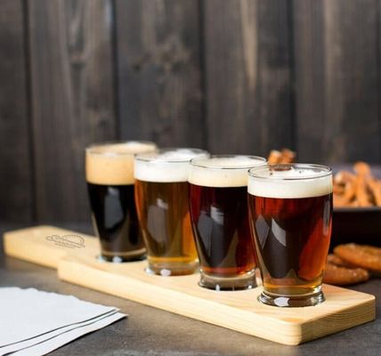 คุณภาพ Handmade 5oz Craft Beer Tasting Kit , Craft Beer Glasses Set With Wooden Paddle โรงงาน