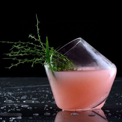 คุณภาพ New Style Unique Shaped Crystal Whiskey Glasses , Tumbler Drinking Glass For Home โรงงาน