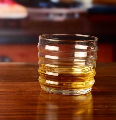 คุณภาพ Anti Skidding Handmade Whiskey Glass With Wave Pattern โรงงาน