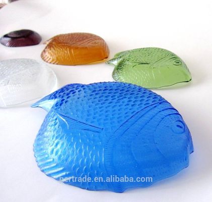 คุณภาพ Fish Shaped Embossed Colorful Glass Charger Plates โรงงาน