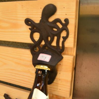 คุณภาพ Rustic Wall Mounted Octopus Antique Cast Iron Bottle Opener โรงงาน
