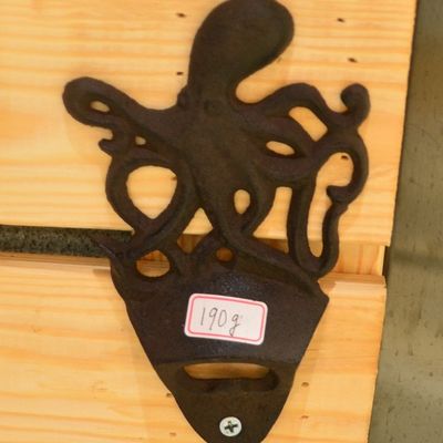 คุณภาพ Rustic Wall Mounted Octopus Antique Cast Iron Bottle Opener โรงงาน